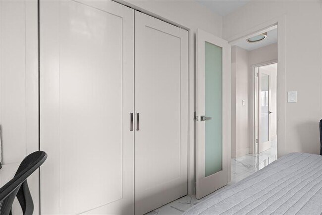 Building Photo - 2400 NE 9th St