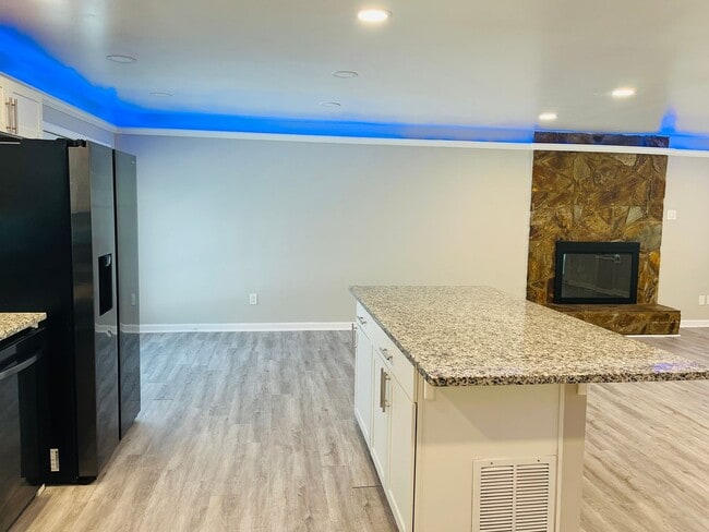 Building Photo - Beautiful 3 bedroom, 3 bathroom with large...