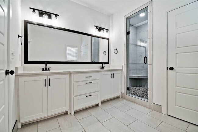 Building Photo - 502 W Persimmon St