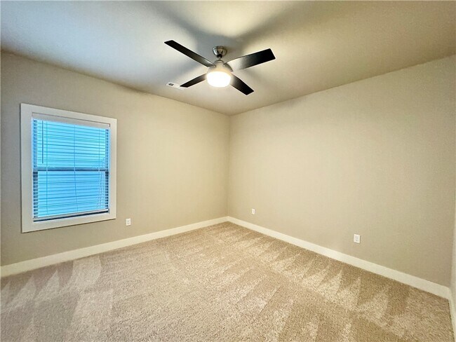 Building Photo - 812 NE Hts Ln