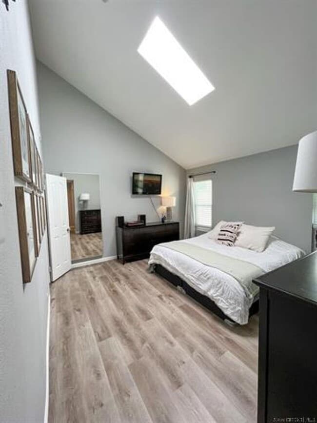 Building Photo - PB 3br Townhome $6000 to share Pacific Beach 3 Br Townhome 2 Car Garage Modern Appliances