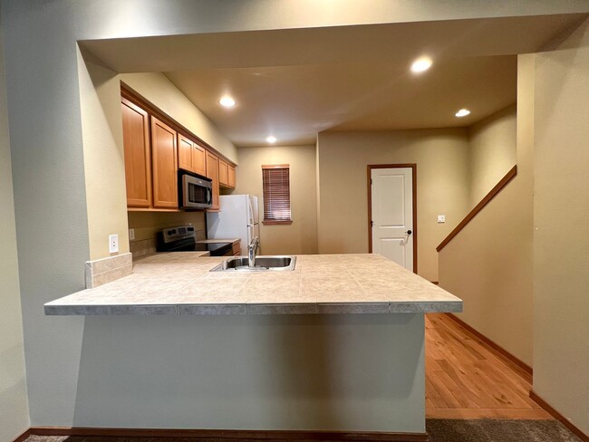 Building Photo - Spacious 2 Bed 2.5 Bath Townhome with Atta...