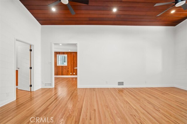 Building Photo - 2549 Beachwood Dr