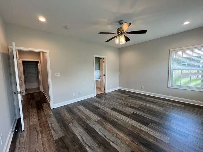 Building Photo - 557 Dexter Dr