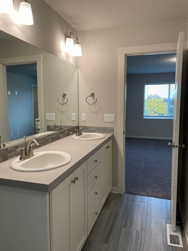 Building Photo - Lovely 4 Bed 2.5 Bath Home! Located near t...