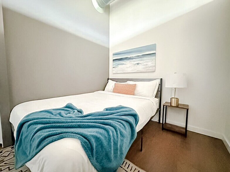 Building Photo - 403 W 4th St N