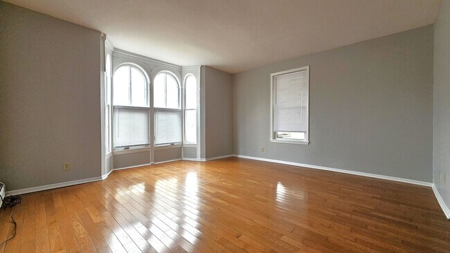 Building Photo - 158 Main St