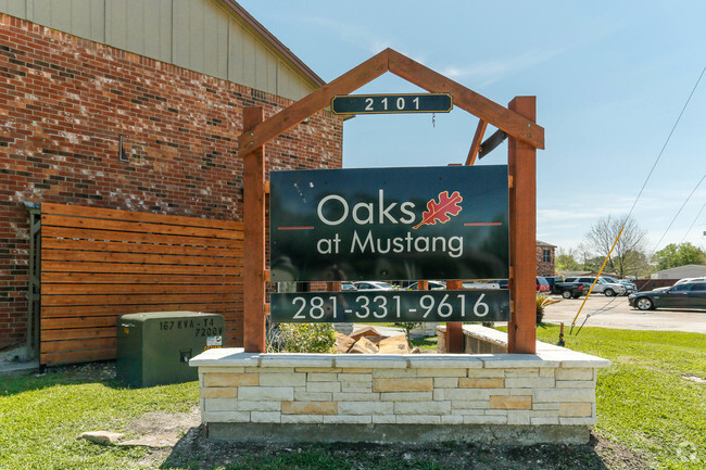 Interior Photo - Oaks at Mustang