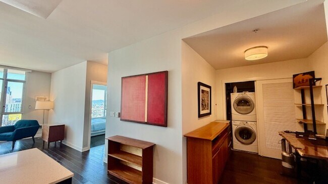 Building Photo - FURNISHED Modern 1BR + Den/1BA w/ Breathta...