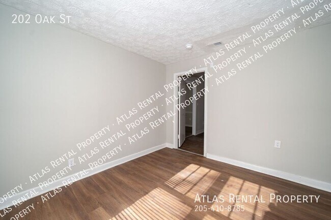 Building Photo - 202 Oak St