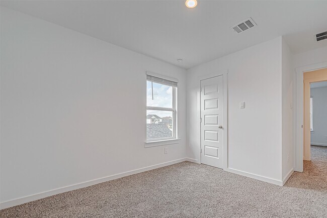 Building Photo - 1643 Solana Dr