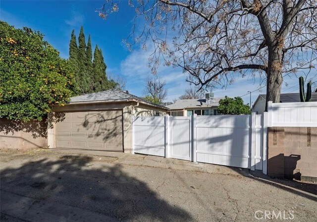 Building Photo - 8123 Lindley Ave