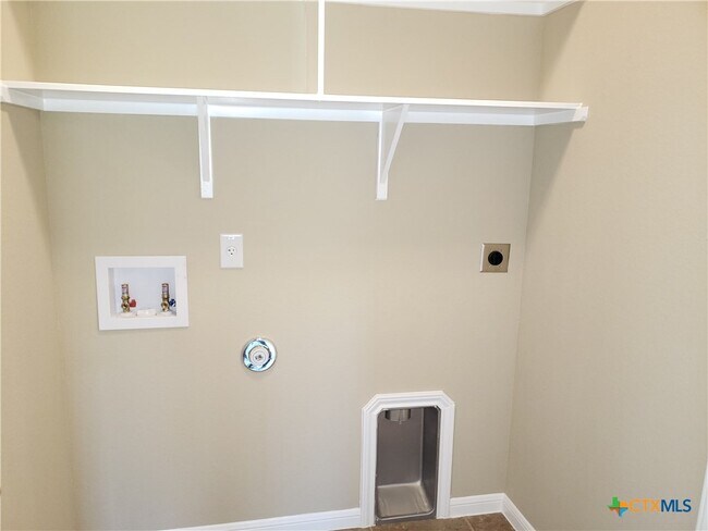 Building Photo - 5906 Blackstone Dr