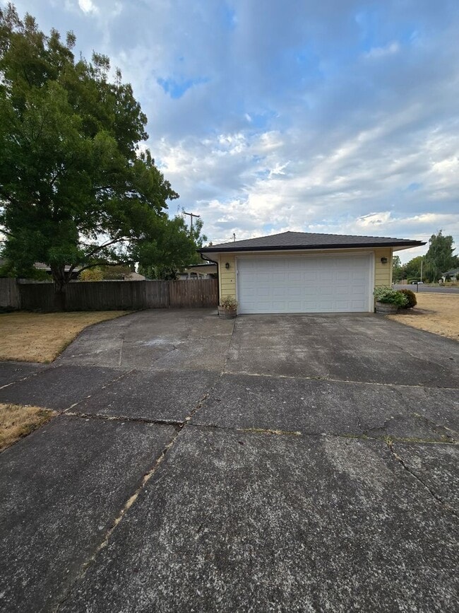 Building Photo - Pet Friendly Single Level 3 Bed 2 Bath Hom...