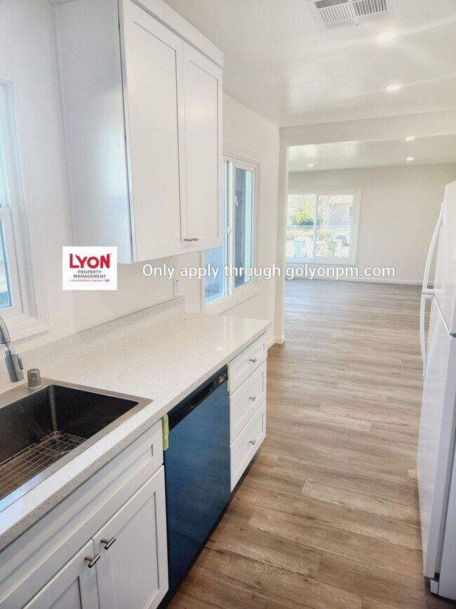 Building Photo - Fully renovated halfplex- Available Now!