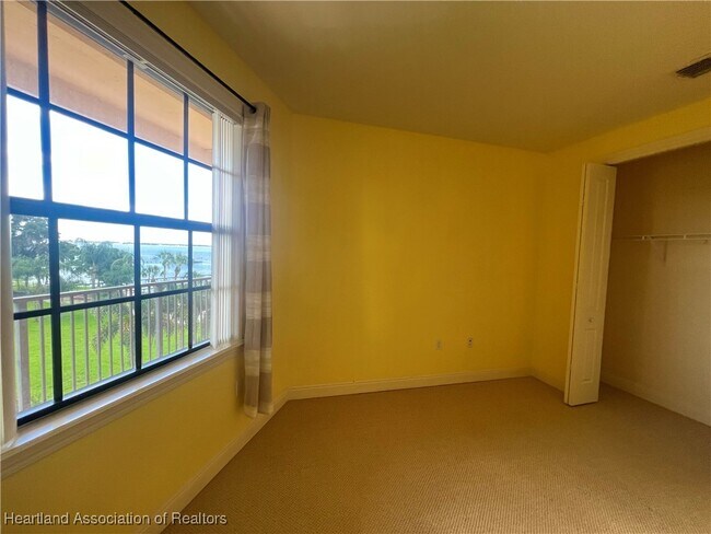 Building Photo - 2351 Lakeview Dr