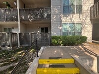 Building Photo - Great Oak Lawn Location!