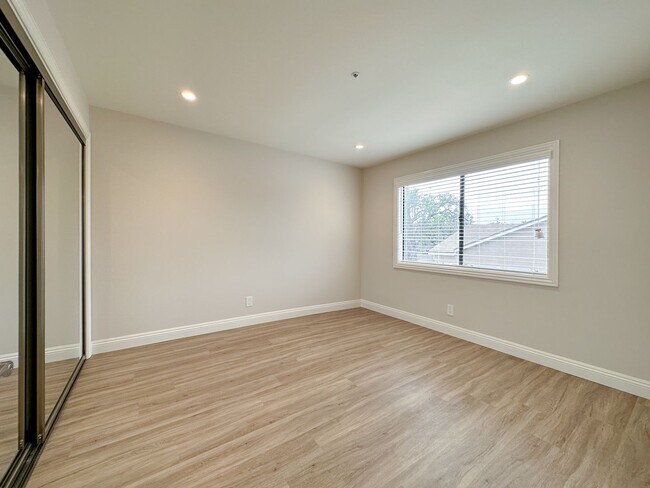 Building Photo - 922 Benito Ave