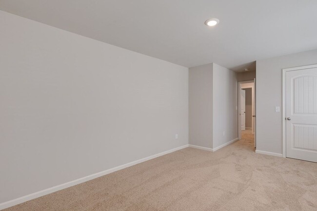 Building Photo - Spacious 5-Bedroom, 3-Bath Home in Prime F...