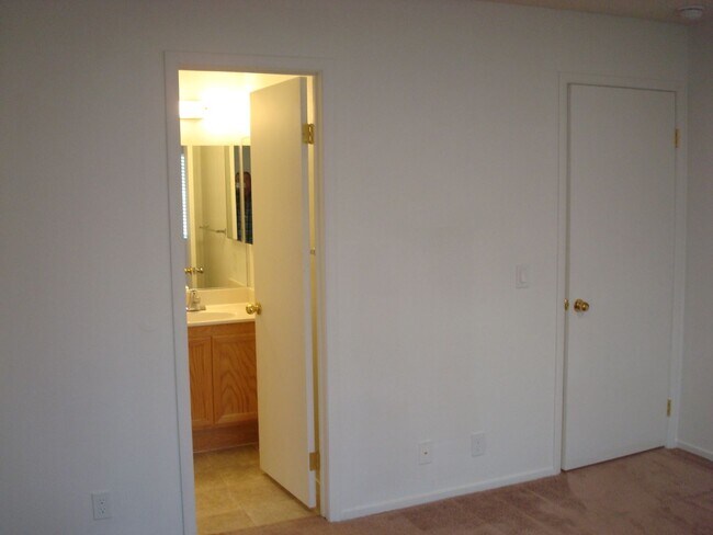 Building Photo - Rock Springs I Condo - Upper Unit