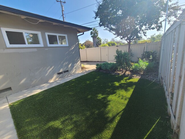 Building Photo - Spacious Ocean Beach 2 bed 1 bath just a few steps from Colliers Park.