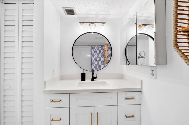 Building Photo - 3909 N Ocean Blvd