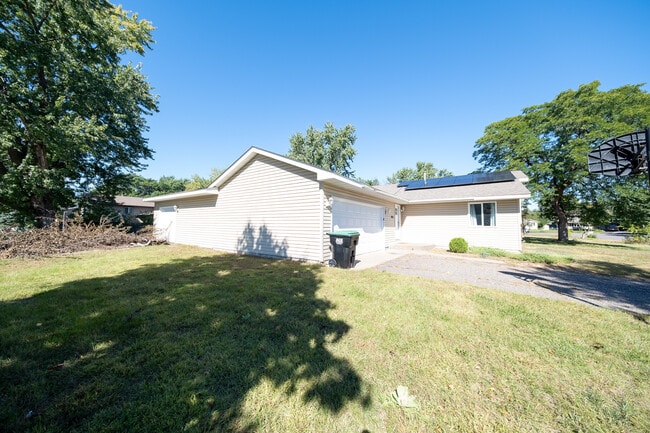 Building Photo - 8001 Vincent Cir N