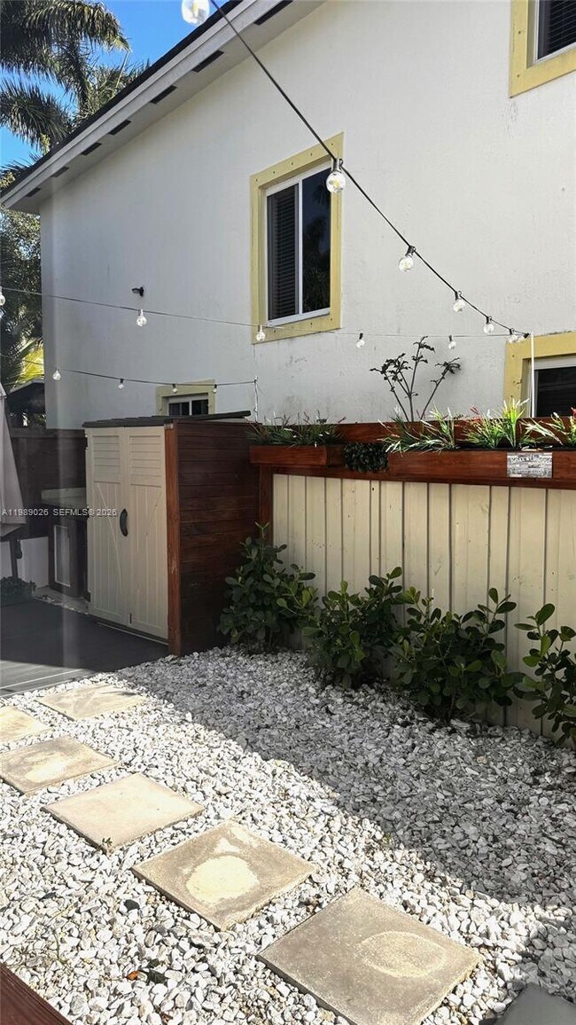 Building Photo - 365 NE 32nd Terrace