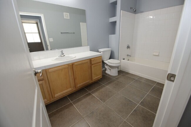 Building Photo - First Floor Condo in Green Valley!