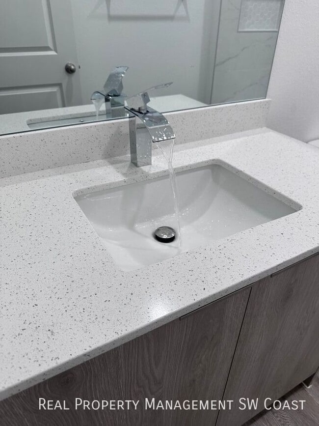 Building Photo - 1263 Hillcrest St E