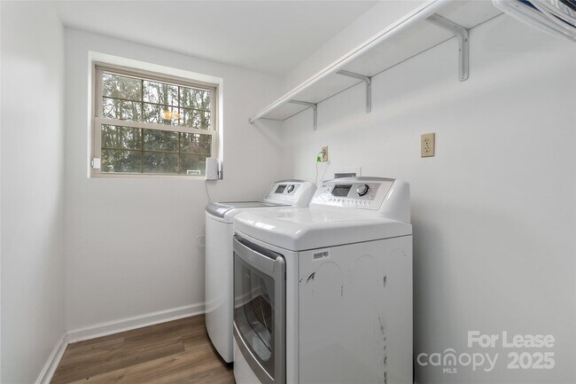 Building Photo - 405 Hillcrest Dr