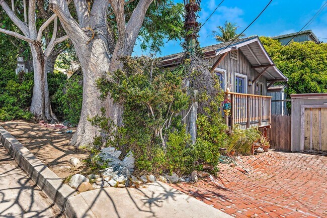 Building Photo - Ever dreamed of living under the sea?!