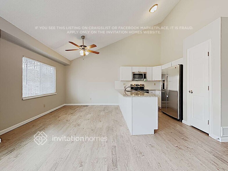 Building Photo - 2882 S Espana St