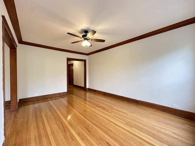 Building Photo - 2121 W Irving Park Rd