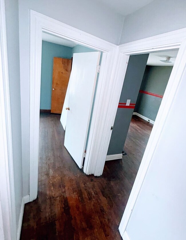 Building Photo - 4 Bedroom 1 Bathroom Home