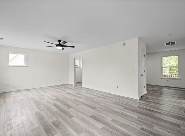Building Photo - 4 Bedroom Home with Main-Level Primary and Fenced Backyard