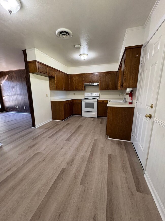 Building Photo - Gorgeous 4 bedroom/1.5 bath house with Central Air & Heat