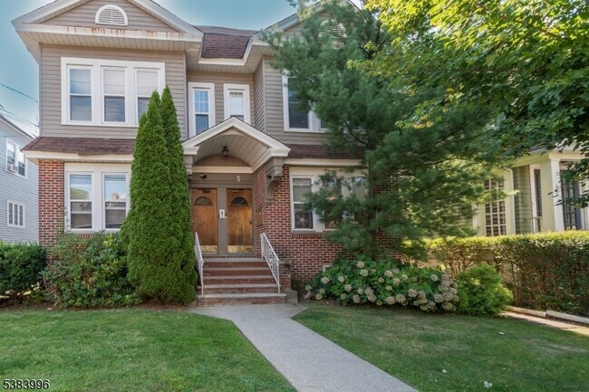 Building Photo - 207 N Fullerton Ave