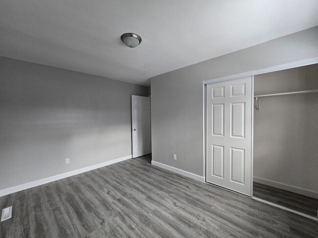 Building Photo - 1044 Hobart St