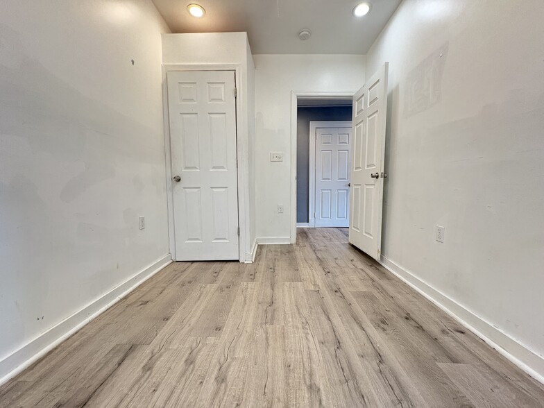 Building Photo - 5807 Hobart St