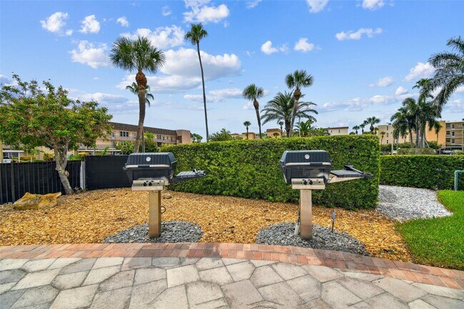 Building Photo - 7600 Sun Island Dr S