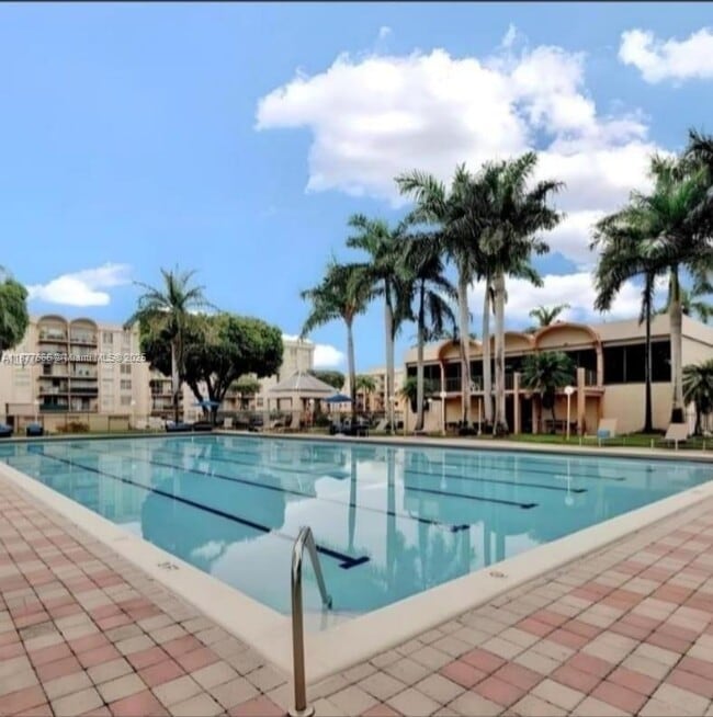 Building Photo - 9320 Fontainebleau Blvd