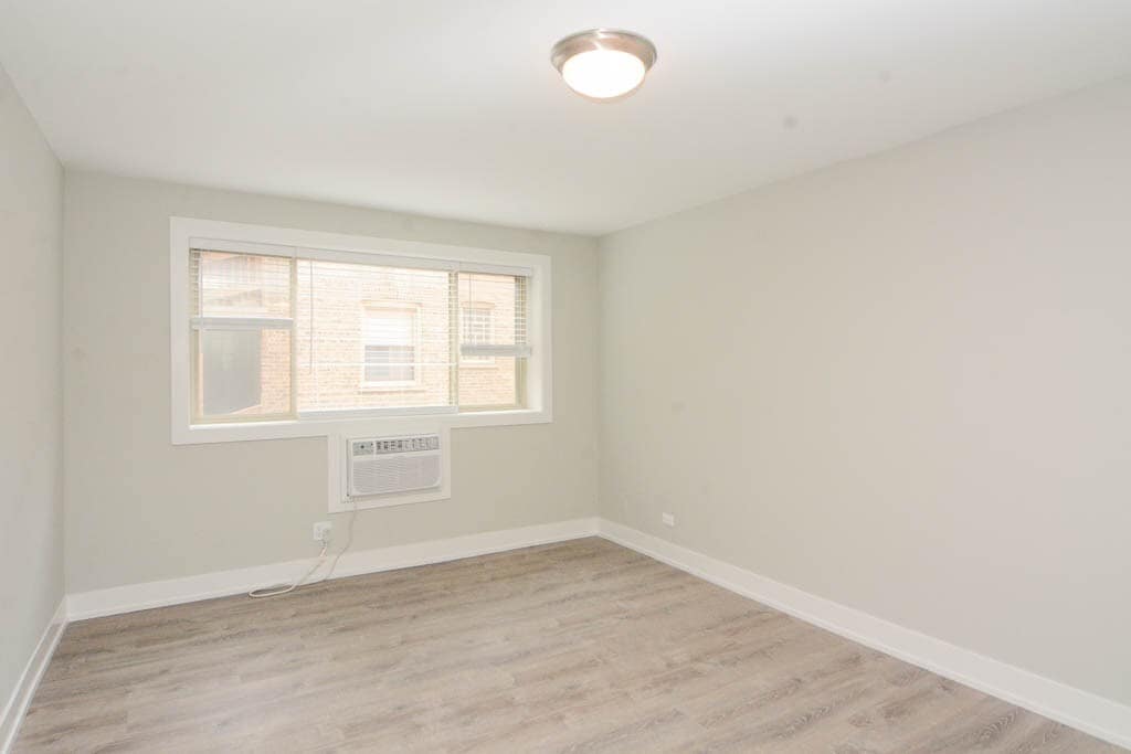 Building Photo - 525 W Surf St