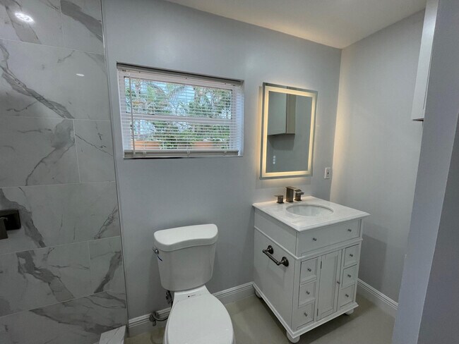 Building Photo - 1809 NW 13th Ct