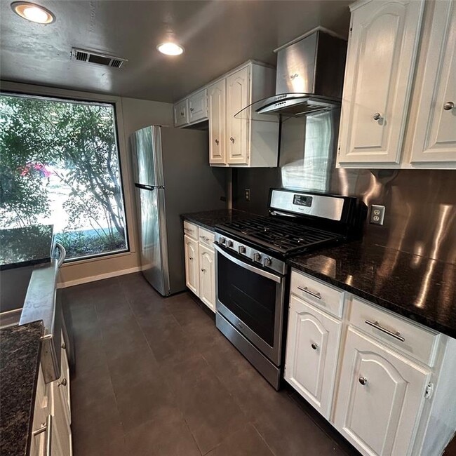 Building Photo - 3901 Knollwood Dr