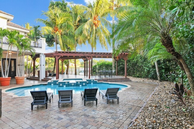 Building Photo - 10703 Versailles Blvd