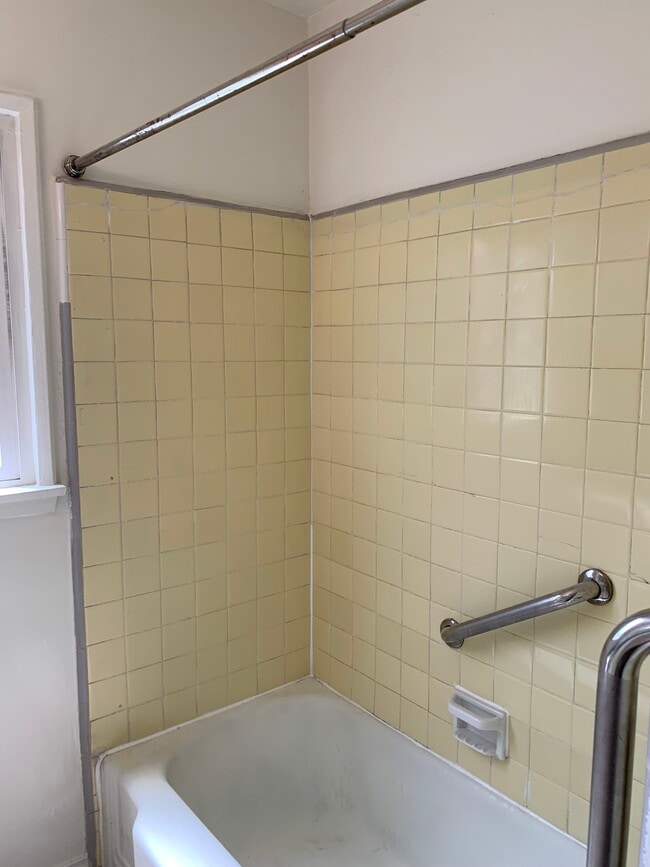 Building Photo - 408 N Doheny Dr