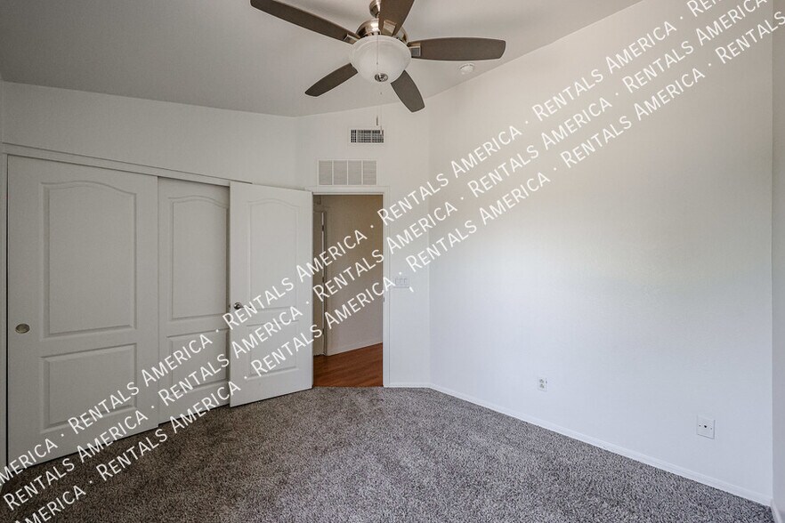 Building Photo - 568 E Sherri Dr