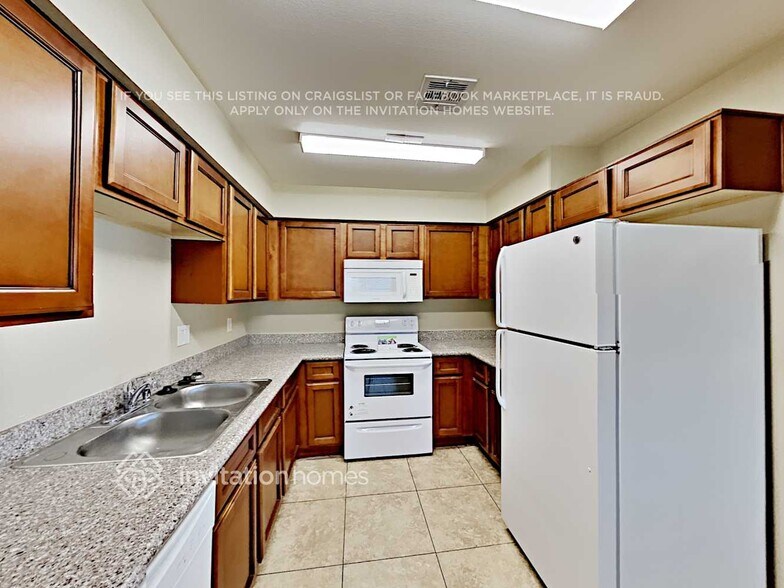 Building Photo - 2609 W Charter Oak Rd