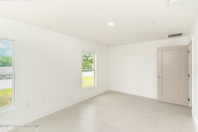Building Photo - 1605 Par St NE